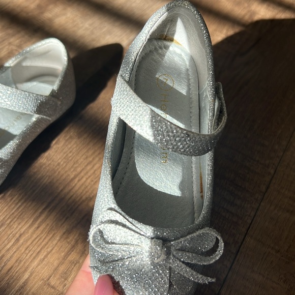 ✨BRAND NEW SILVER SHOES FOR LITTLE GIRL SZ 7✨ - Picture 4 of 11
